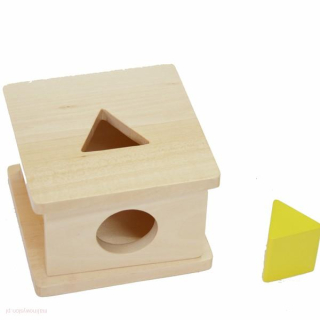 Drewniane pudełko z trójkątem 